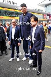 (L to R): Stefano Domenicali (ITA) Formula One President and CEO with Yao Ming (CHN) Former Basketball Player, and Mohammed Bin Sulayem (UAE) FIA President. 21.04.2024. Formula 1 World Championship, Rd 5, Chinese Grand Prix, Shanghai, China, Race Day.