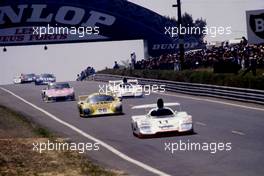 Jacky Ickx (BEL) Derek Bell (GBR) Porsche 936/81 CL S+2.0 Porsche System 1st position leads a group at start