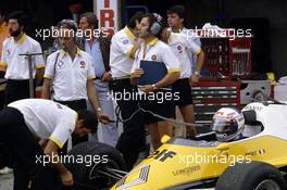 Alain Prost (FRA) Renault RE 40 during pit stop