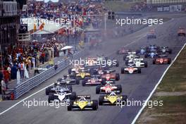 Eddie Cheever (USA) and Alain Prost (FRA) Renault RE 40 leads the group at start