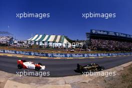 Niki Lauda (AUT) McLaren MP4/1E TAG Porsche and Nigel Mansell (GBR) Lotus 94T Renault