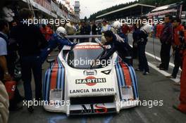 Riccardo Patrese (ITA) Teo Fabi (ITA) Lancia Lc2 GrC Martini Racing during pit stop