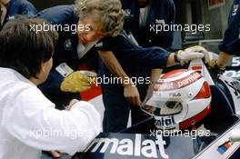 Nelson Piquet (BRA) Brabham talks with Charlie Whiting