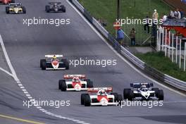 Alain Prost (FRA) McLaren Mp4/2 Tag Porsche lead a group at start