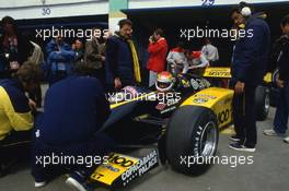 Pierluigi Martini (ITA) Minardi M185 Ford Cosworth talks with Giacomo Caliri (ITA) and Giancarlo Minardi (ITA)