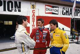 Nigel Mansell (GBR) Williams talks with Derek Warwick (GBR) Renault and Martin Brundle (GBR) Tyrrell