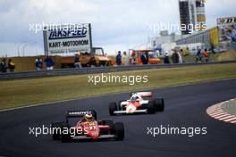 Michele Alboreto (ITA) Ferrari 156/85 1st position leads Alain Prost (FRA) McLaren MP4/2B Tag Porsche 2nd position