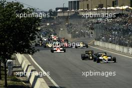 Nigel Mansell (GBR) Williams FW10 Honda leads the group at start