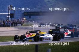Nigel Mansell (GBR) Williams FW10 Honda spin at start