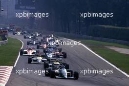 Gerhard Berger (AUT) Benetton B186 Bmw leads the group at start