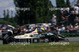 Gerhard Berger (AUT) Benetton B186 Bmw battles with Ayrton Senna da Silva (BRA) Lotus 98T Renault