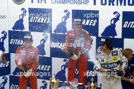 Alain Prost (FRA) McLaren 3rd position Nigel Mansell (GBR) Williams 1st position Nelson Piquet (BRA) Williams 3rd position celebrates podium