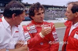 Alain Prost (FRA) McLaren talks with John Barnard (GBR) and Ron Dennis (GBR)
