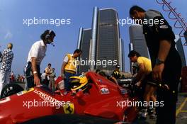Michele Alboreto (ITA) Ferrari F186 talks with Maurizio Nardon