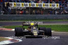 Ayrton Senna da Silva (BRA) Lotus 98T Renault at variante bassa