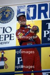 Nigel Mansell (GBR) Williams 2nd position celebrate on podium