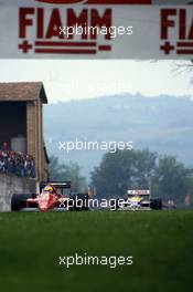 Michele Alboreto (ITA) Ferrari F186 leads Nigel Mansell (GBR) Williams FW11 Honda at Variante Alta