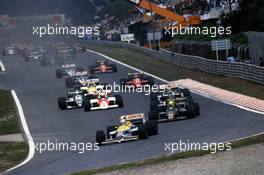 Nigel Mansell (GBR) Williams FW11 Honda 1st position leads the group at start