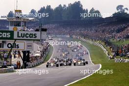 Nelson Piquet (BRA) Williams FW11 Honda 2nd position leads the group at start