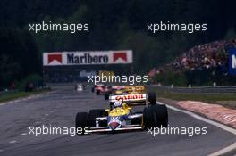 Nigel Mansell (GBR) Williams FW11B Honda lead the group at start