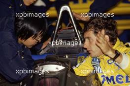 Ayrton Senna da Silva (BRA) Lotus 99T Honda talks with a Honda engineer
