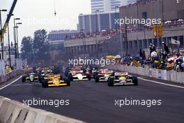 Ayrton Senna da Silva (BRA) Lotus 99T Honda 1st position and Nigel Mansell (GBR) Williams FW11B Honda leads the group at start