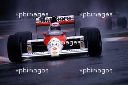 Alain Prost (FRA) McLaren MP4/5 Honda 2nd position leads Nigel Mansell (GBR) Ferrari 640 3rd position