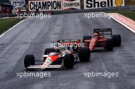 Alain Prost (FRA) McLaren MP4/5 Honda 2nd position leads Nigel Mansell (GBR) Ferrari 640 3rd position