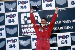 Nigel Mansell (GBR) Ferrari 1st position celebrates podium