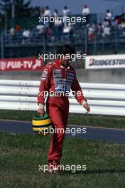 Ayrton Senna da Silva (BRA) McLaren walk back to the pits after the crash at start