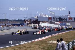 Thierry Boutsen (BEL) Williams FW 13B Renault 1st position leads the group at start