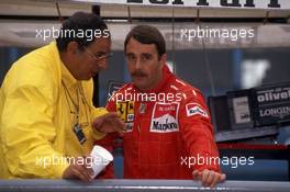 Nigel Mansell (GBR) Ferrari talks with Benigno Ben Bartoletti