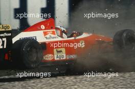 Jean Alesi (FRA) Ferrari F93A crash