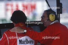 Jean Alesi (FRA) Ferrari talks with Claudio Lombardi (ITA)