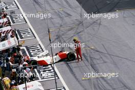 Problems for Ayrton Senna da Silva (BRA) McLaren MP4/8 Ford Cosworth