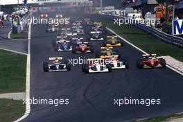 Mika Hakkinen (FIN) McLaren MP4/8 Ford Cosworth leads the group at start