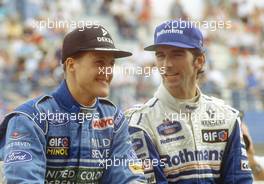 Michael Schumacher (GER) Benetton speak with Damon Hill (GBR) Williams