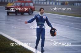 Heinz Harald Frentzen (GER) Red Bull Sauber Ford walks back to pits after a crash