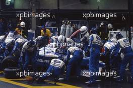 Damon Hill (GBR) Williams FW18 Renault Rothmans Williams Renault 1st position during a pit stop