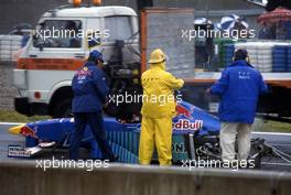 Heinz Harald Frentzen (GER) Sauber C15 Ford Cosworth Red Bull Sauber Ford crash