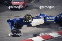 Olivier Panis (FRA) Ligier JS43 Mugen Honda Equipe Ligier Gitanes Blondes crash