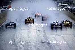 Damon Hill (GBR) Williams FW18 Renault Rothmans Williams Renault 1st position leads the group at start