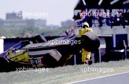 Luca Badoer (ITA) Forti FG 01 95B Ford spectacular crash during race