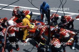 Jacques Villeneuve (CDN) Williams FW20 Mecachrome during a pit stop