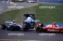 Alexander Wurz (AUT) Benetton B198 Playlife flight and crash