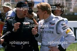 Mika Hakkinen (FIN) McLaren 1st position talks with Adrian Newey (GBR)