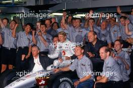 Mika Hakkinen (FIN) McLaren Mercedes 1st position celebrates world champion victory with David Coulthard,Adrian Newey, Ron Dennis and  team