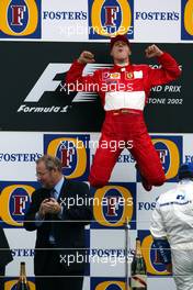 podio michael schumacher esulta per la vittoria