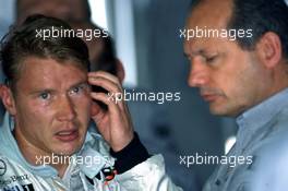 Mika Hakkinen (FIN) McLaren talks with Ron Dennis (GBR)