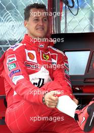 14.07.2000 Spielberg, .sterreich Formel 1 in Spielberg. Michael Schumacher sitzt ganz entspannt im Ferrari Kommandostand und beobachtet die Boxengasse. c xpb.cc